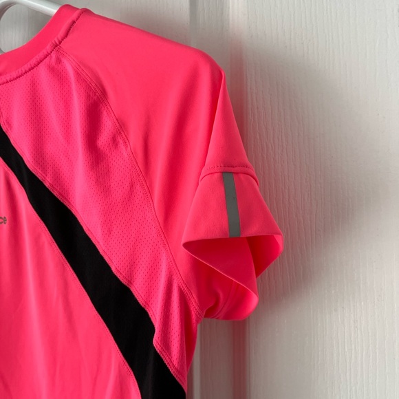 NEW BALANCE women’s short sleeve performance top – size Medium. - Picture 5 of 9